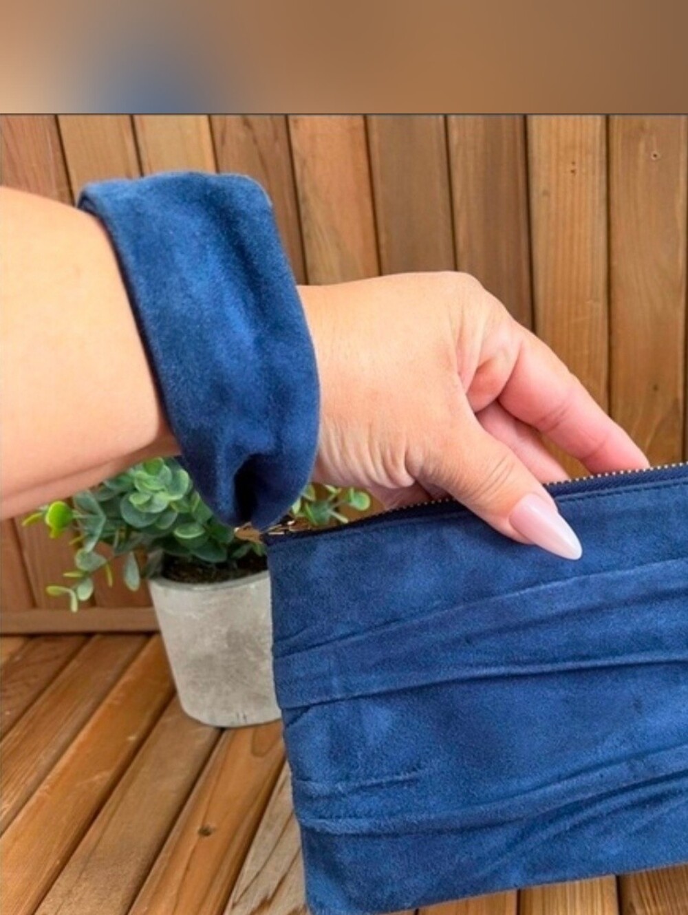 HENRI BENDEL NAVY SUEDE WRISTLET CLUTCH-NWT❗️ - Picture 2 of 5
